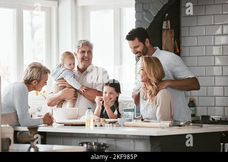 Grande famille, amour et cuisine dans la cuisine à la maison, collage ou s'amuser. Soutien, soins et grands-parents, père et mère, petite et petite fille pâtisserie, apprentissage Banque D'Images