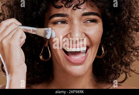 Beauté, visage et visage, femme avec brosse pour maquillage ou soin cosmétique, heureux d'appliquer la crème et les soins de la peau. Hydratant, produit cosmétique Banque D'Images