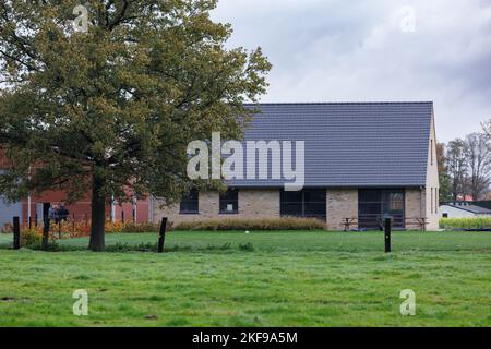 L'illustration montre un périmètre de sécurité autour de la maison dans la Sijslostraat à Waardamme, Oostkamp, où hier soir deux enfants, une fille de cinq ans et une fille de huit ans ont été tués, le père est suspecté et est entendu par les forces de police, jeudi 17 novembre 2022. BELGA PHOTO KURT DESPLENTER Banque D'Images