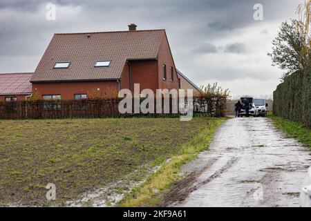 L'illustration montre un périmètre de sécurité autour de la maison dans la Sijslostraat à Waardamme, Oostkamp, où hier soir deux enfants, une fille de cinq ans et une fille de huit ans ont été tués, le père est suspecté et est entendu par les forces de police, jeudi 17 novembre 2022. BELGA PHOTO KURT DESPLENTER Banque D'Images