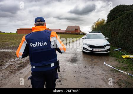 L'illustration montre un périmètre de sécurité autour de la maison dans la Sijslostraat à Waardamme, Oostkamp, où hier soir deux enfants, une fille de cinq ans et une fille de huit ans ont été tués, le père est suspecté et est entendu par les forces de police, jeudi 17 novembre 2022. BELGA PHOTO KURT DESPLENTER Banque D'Images