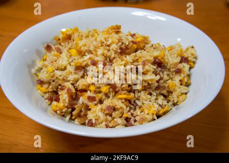 Un délicieux plat de cuisine chinois maison, des saucisses et du riz frit aux œufs Banque D'Images