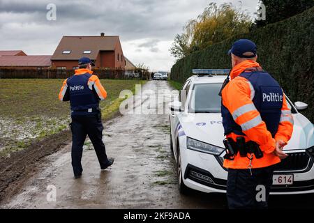 L'illustration montre un périmètre de sécurité autour de la maison dans la Sijslostraat à Waardamme, Oostkamp, où hier soir deux enfants, une fille de cinq ans et une fille de huit ans ont été tués, le père est suspecté et est entendu par les forces de police, jeudi 17 novembre 2022. BELGA PHOTO KURT DESPLENTER Banque D'Images