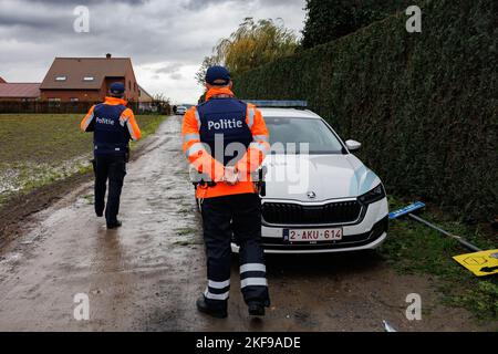 L'illustration montre un périmètre de sécurité autour de la maison dans la Sijslostraat à Waardamme, Oostkamp, où hier soir deux enfants, une fille de cinq ans et une fille de huit ans ont été tués, le père est suspecté et est entendu par les forces de police, jeudi 17 novembre 2022. BELGA PHOTO KURT DESPLENTER Banque D'Images