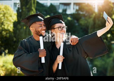 Selfie, université et amis avec des étudiants diplômés posant pour une photo sur le campus avec un certificat ou un diplôme. Éducation, diplômé et Banque D'Images