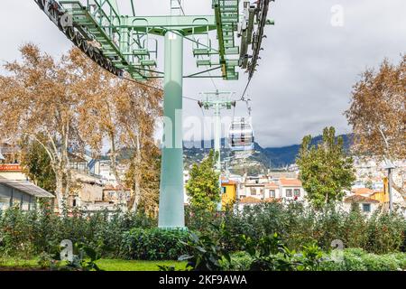 Funchal, Madère, Portugal - 27 décembre 2021 : ambiance de rue autour du téléphérique urbain Funchal-Monte où les gens marchent par une journée d'hiver Banque D'Images