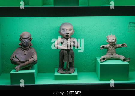 Figurines en céramique d'une femme assise, d'un guerrier et d'un enfant souriant. Rufino Tamayo Musée d'art préhispanique du Mexique, Oaxaca, Mexique. Centre de Veracruz. Banque D'Images