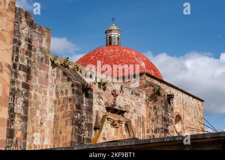 Le dôme de l'église en pierre du 16th siècle de San Marcos Tlapazola dans les vallées centrales d'Oaxaca, Mexique. Banque D'Images