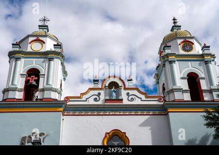 Clochers de l'église de San Antonino Obisbo, construit à San Antonino Castillo Velasco, Oaxaca, Mexique dans les années 1600. Banque D'Images