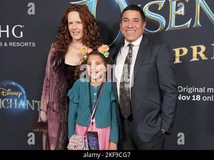 Los Angeles, États-Unis. 16th novembre 2022. (G-D) Ursula Whittaker, August Luce Nuñez et Oscar Nuñez à la première DÉSENCHANTÉE de Disney qui s'est tenue au théâtre El Capitan à Hollywood, CA, mercredi, ?16 novembre 2022. (Photo par Sthanlee B. Mirador/Sipa USA) crédit: SIPA USA/Alay Live News Banque D'Images