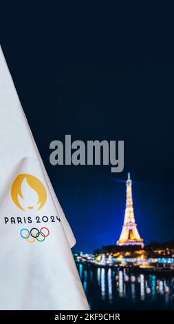 PARIS, FRANCE, AOÛT 8. 2022: Jeu olympique d'été Paris 2024 fond noir. Logo officiel 2024 à Paris sur une couverture blanche Tour sombre la nuit. BLAC Banque D'Images