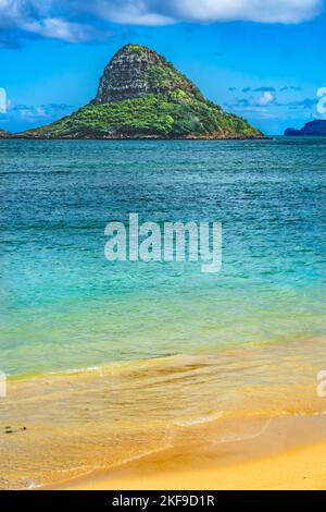 Coloré chapeau de Chinaman Mokolil Island Beach Baie de Kaneohe Parc régional de Kualoa Côte Nord Oahu Hawaii Banque D'Images