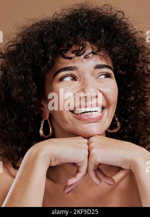 Visage, maquillage et femme pensant aux soins des cheveux, beauté et cosmétiques sur un fond brun de studio. Cosmétique, dermatologie et un jeune modèle avec un Banque D'Images