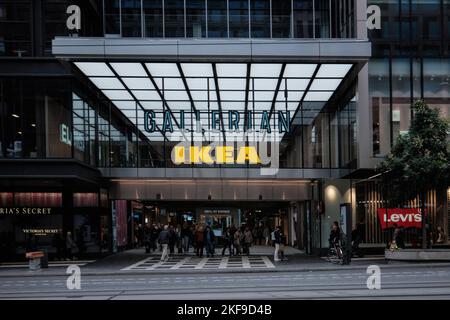 Stockholm, Suède - septembre 2022 : l'entrée du centre commercial de Gallerian et le panneau IKEA. Centre commercial construit dans les années 1970 Banque D'Images