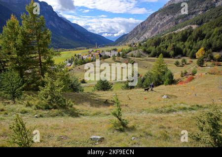 Paysage vert avec le village de Ceillac et la vallée en arrière-plan, Ceillac, Parc naturel régional Queyras, Alpes du Sud, France Banque D'Images