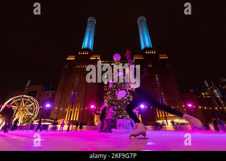 Les gens apprécient l'ouverture de la patinoire de Battersea Power Station bien que les températures soient encore très douces pour le milieu de Novermber. Banque D'Images