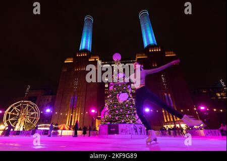 Les gens apprécient l'ouverture de la patinoire de Battersea Power Station bien que les températures soient encore très douces pour le milieu de Novermber. Banque D'Images