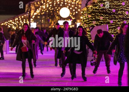 Les gens apprécient l'ouverture de la patinoire de Battersea Power Station bien que les températures soient encore très douces pour le milieu de Novermber. Banque D'Images