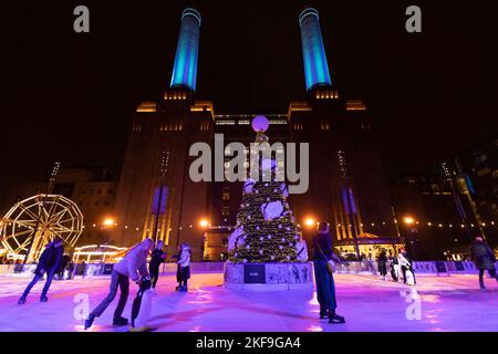 Les gens apprécient l'ouverture de la patinoire de Battersea Power Station bien que les températures soient encore très douces pour le milieu de Novermber. Banque D'Images