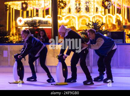 Les gens apprécient l'ouverture de la patinoire de Battersea Power Station bien que les températures soient encore très douces pour le milieu de Novermber. Banque D'Images