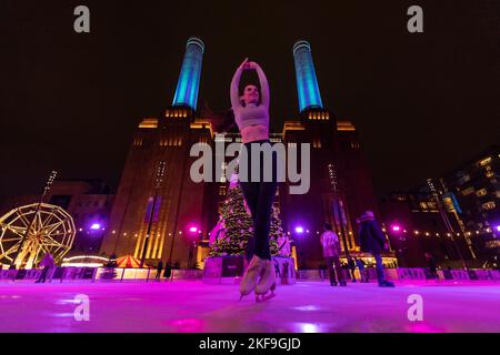 Les gens apprécient l'ouverture de la patinoire de Battersea Power Station bien que les températures soient encore très douces pour le milieu de Novermber. Banque D'Images