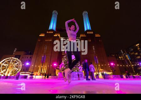 Les gens apprécient l'ouverture de la patinoire de Battersea Power Station bien que les températures soient encore très douces pour le milieu de Novermber. Banque D'Images