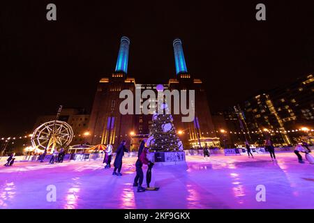 Les gens apprécient l'ouverture de la patinoire de Battersea Power Station bien que les températures soient encore très douces pour le milieu de Novermber. Banque D'Images