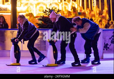 Les gens apprécient l'ouverture de la patinoire de Battersea Power Station bien que les températures soient encore très douces pour le milieu de Novermber. Banque D'Images