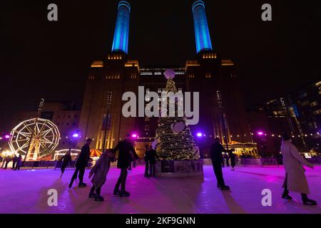 Les gens apprécient l'ouverture de la patinoire de Battersea Power Station bien que les températures soient encore très douces pour le milieu de Novermber. Banque D'Images