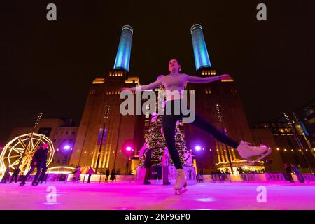 Les gens apprécient l'ouverture de la patinoire de Battersea Power Station bien que les températures soient encore très douces pour le milieu de Novermber. Banque D'Images