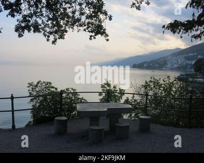 Visitez la péninsule Istrienne de Croatie : point de vue sur la promenade du front de mer, Lungomare, Opatija, surplombant la baie de Kvarner. Banque D'Images