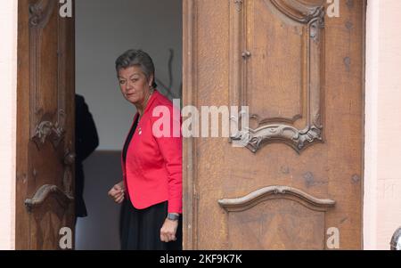 Eltville, Allemagne. 17th novembre 2022. Ylva Johansson, Commissaire européen aux Affaires intérieures, arrive à la réunion de G7 ministres de l'intérieur du monastère historique d'Eberbach. Lors de la réunion de G7 à Eltville, les ministres de l'intérieur échangent leurs vues sur les valeurs communes de la démocratie, de l'État de droit et des droits de l'homme, ainsi que sur la justice sociale, l'égalité et la numérisation inclusive. Crédit : Boris Roessler/dpa/Alay Live News Banque D'Images