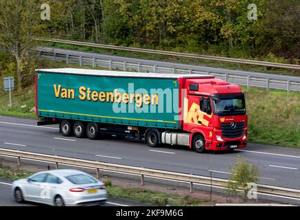 Camion Van Steenbergen sur l'autoroute M40, Warwickshire, Royaume-Uni Banque D'Images