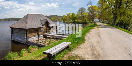 Maison de la Sluice sur le barrage de l'étang - maison en bois sur l'eau au bord de l'étang d'Olsina, République tchèque Banque D'Images