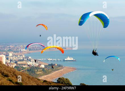 Parapente au-dessus de Beachy Head avec Eastbourne en arrière-plan Banque D'Images