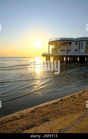 Rotonda al mare au lever du soleil à travers le ciel, la mer, et le littoral à travers l'horizon à Senigallia, Italie. Carte postale. Architecture moderne Banque D'Images