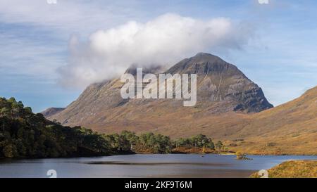 Liathach du Loch clair en automne. Glen Torridon, Highland, Écosse Banque D'Images