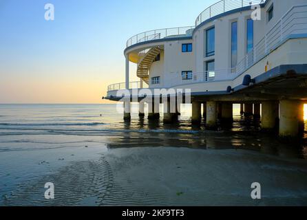 Rotonda al mare au lever du soleil à travers le ciel, la mer, et le littoral à travers l'horizon à Senigallia, Italie. Carte postale. Architecture moderne Banque D'Images