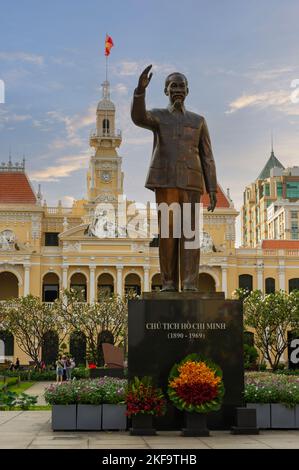 La statue de Ho Chi Minh devant le bâtiment du Comité du peuple, Ho Chi Minh ville, Vietnam Banque D'Images