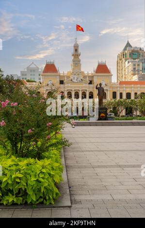 La statue de Ho Chi Minh devant le bâtiment du Comité du peuple, Ho Chi Minh ville, Vietnam Banque D'Images