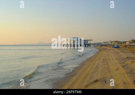 Rotonda al mare au lever du soleil à travers le ciel, la mer, et le littoral à travers l'horizon à Senigallia, Italie. Carte postale. Architecture moderne Banque D'Images