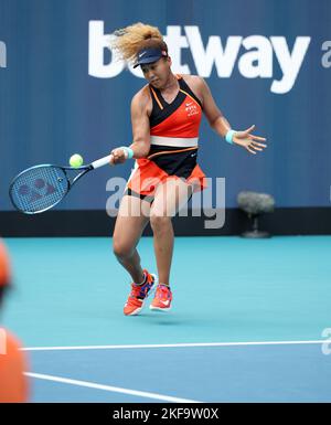 MIAMI GARDENS, FLORIDE - 31 MARS : Naomi Osaka du Japon bat Belinda Bencic de Suisse pendant les demi-finales féminines de l'Open de Miami au Hard Rock Stadium le 31 mars 2022 à Miami Gardens, Floride. Personnes: Naomi Osaka crédit: Storms Media Group/Alamy Live News Banque D'Images