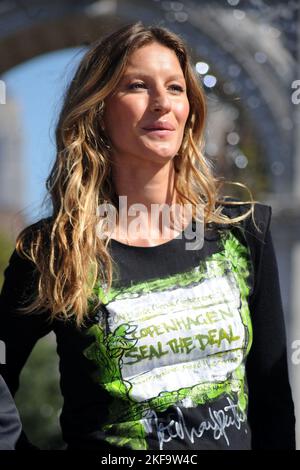 NEW YORK - SEPTEMBRE 20 : en montrant son bosse de bébé en pleine croissance, Gisele Bundchen a été repéré dans le parc New YorkÕs Washington Square pour son ambassadeur itinérant pour les fonctions du Programme des Nations Unies pour l'environnement dimanche après-midi (20 septembre).Là, pour une bonne cause, le supermodèle brésilien fait de son mieux pour aider le PNUE dans sa mission de sensibilisation et de promotion de l'action pour protéger l'environnement.Elle dit, "l'environnement a toujours été ma passion.J'ai grandi dans une petite ville et j'ai eu l'occasion de vivre entouré par la nature.couldnÕt ont demandé une meilleure enfance.Nous devons Banque D'Images