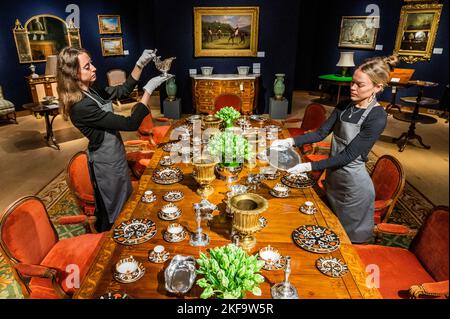 Londres, Royaume-Uni. 17th novembre 2022. Placez les cadres du 18th-20th siècle sur une table édouardienne qui a un estimé de £5 000-8 000 - Aperçu de la collection de Lord & Lady Weinstock vente à Christies Londres. Crédit : Guy Bell/Alay Live News Banque D'Images