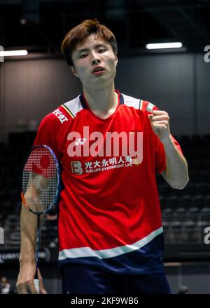 Sydney, Australie. 17th novembre 2022. Shi Yuqi, de Chine, célèbre lors du match de 2nd tours de singles masculin contre son coéquipier Weng Hongyang lors du tournoi de badminton BWF Australian Open 2022 à Sydney, en Australie, le 17 novembre 2022. Credit: Hu Jingchen/Xinhua/Alay Live News Banque D'Images