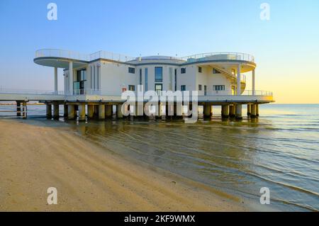 Rotonda al mare au lever du soleil à travers le ciel, la mer, et le littoral à travers l'horizon à Senigallia, Italie. Carte postale. Architecture moderne Banque D'Images