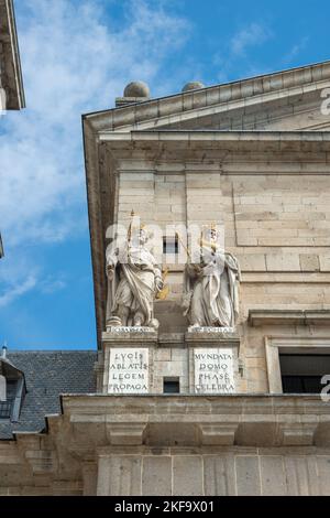 Coin d'un toit sur la façade en granit au monastère de l'Escorial à Madrid avec des statues de rois anciens. Banque D'Images