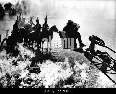 Sur place Candid en 1963 avec Camera Crane pendant le tournage de la scène de bataille pour LA GUERRE ET LA PAIX / VOYNA I MIR 1965 réalisateur SERGEY BONMARCHUK roman Lev Tolstoy Mosfilm Banque D'Images