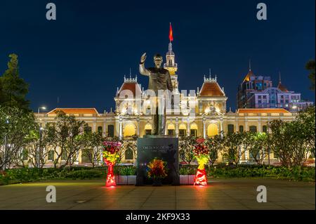 La statue de Ho Chi Minh devant le bâtiment du Comité du peuple la nuit, Ho Chi Minh ville Banque D'Images