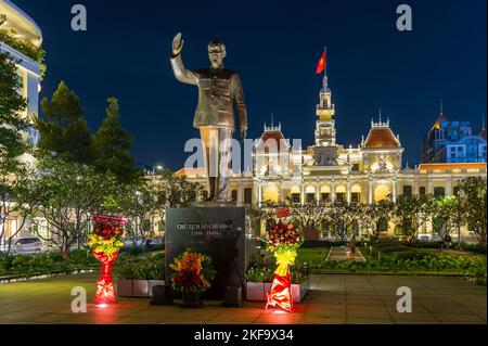 La statue de Ho Chi Minh devant le bâtiment du Comité du peuple la nuit, Ho Chi Minh ville Banque D'Images